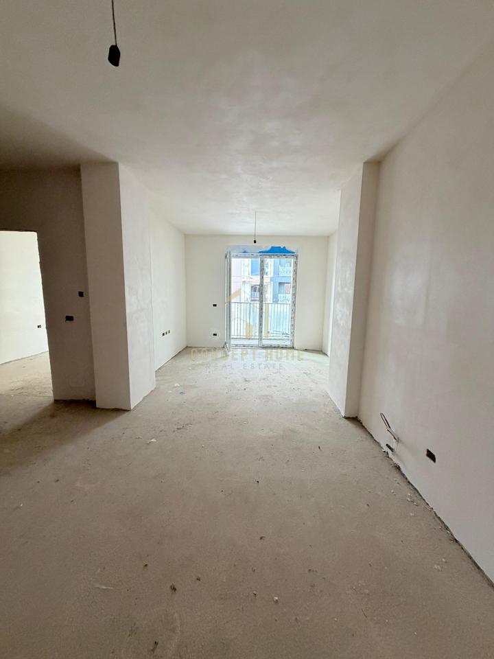 Shitet Apartament 2+1+2+Post Parkingu, tek Bulevardi i Ri