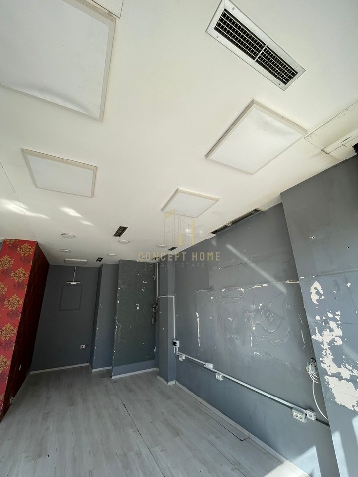 I locali in affitto si trovano all'incrocio di 21 Dhjetori.