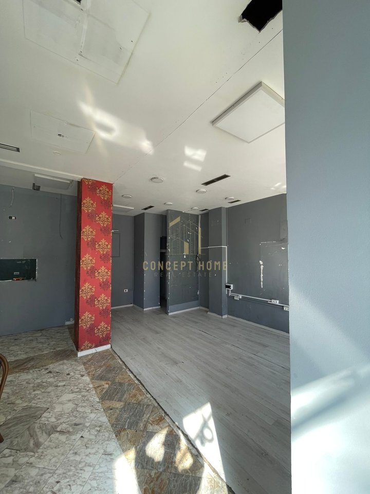 I locali in affitto si trovano all'incrocio di 21 Dhjetori.