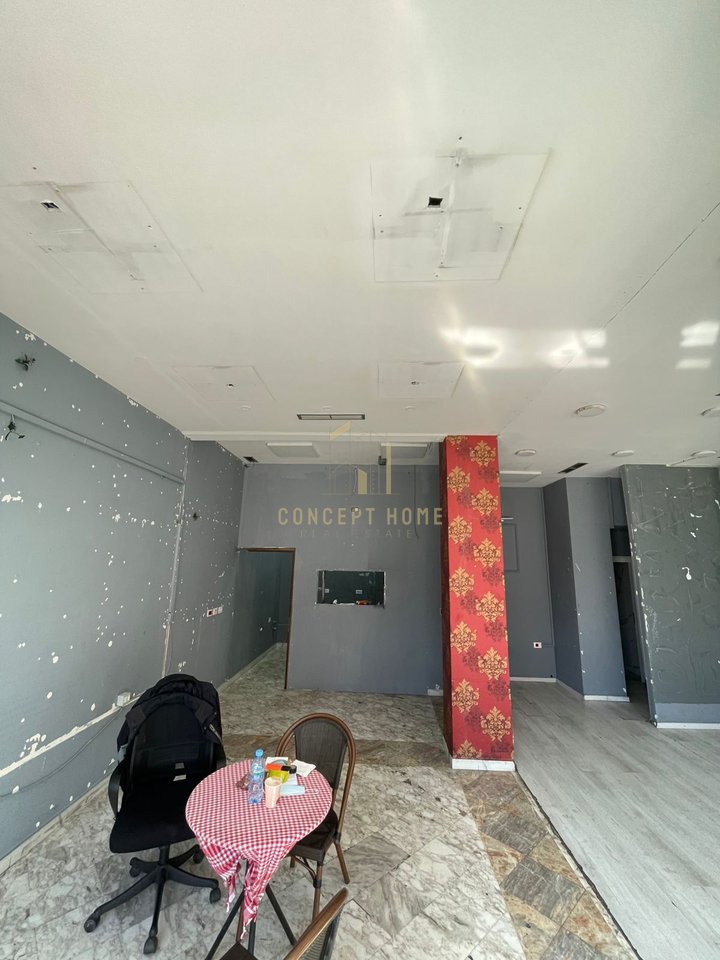 Si affitta un locale all'incrocio del 21 Dicembre.