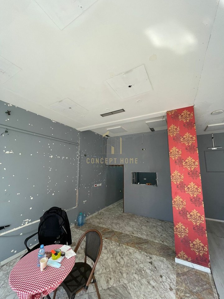 Si affitta un locale all'incrocio del 21 Dicembre.