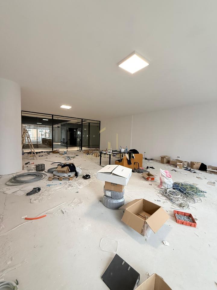 Shitet Ambient komercial tek Mine Peza (Golden Tower)