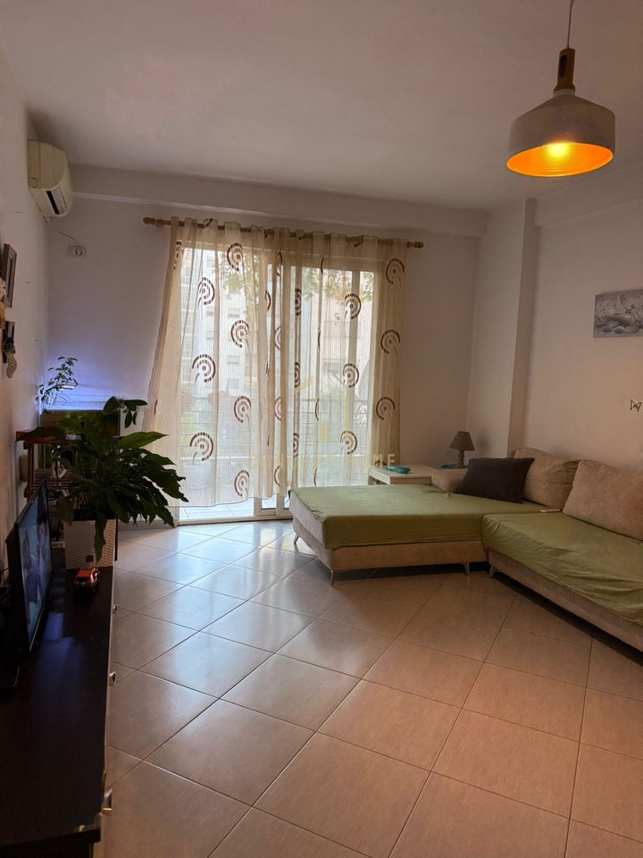 Shitet apartament 2+1+2 ne Astir