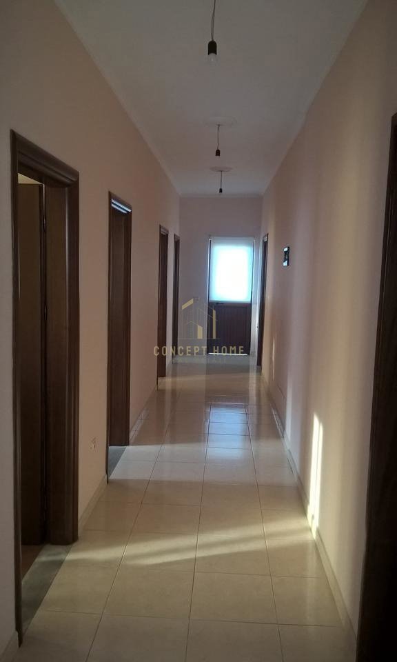 Vilë 3+1 Me Qira në Laprakë, Tiranë - 900€ | 505 m²