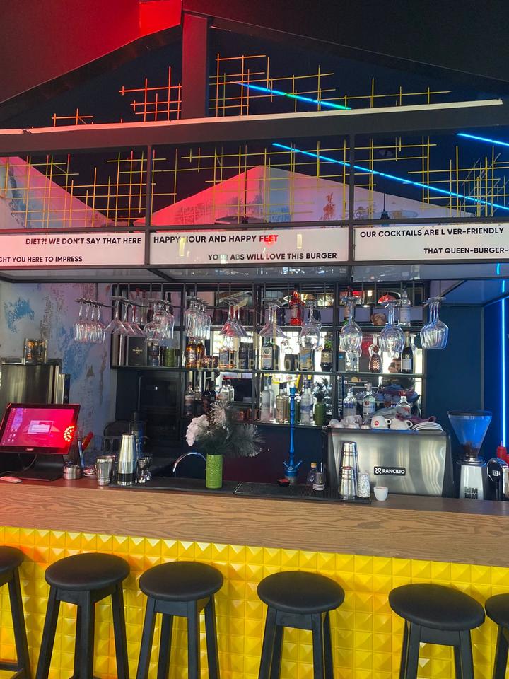 Jepet me qera Lokal tek 21 Dhjetori