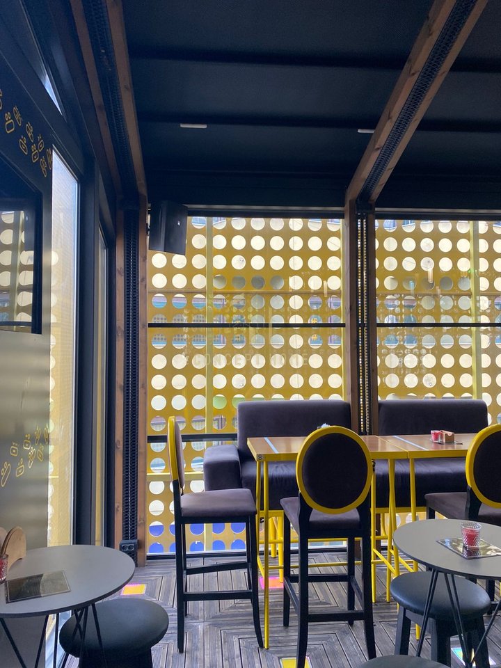 Jepet me qera Lokal tek 21 Dhjetori