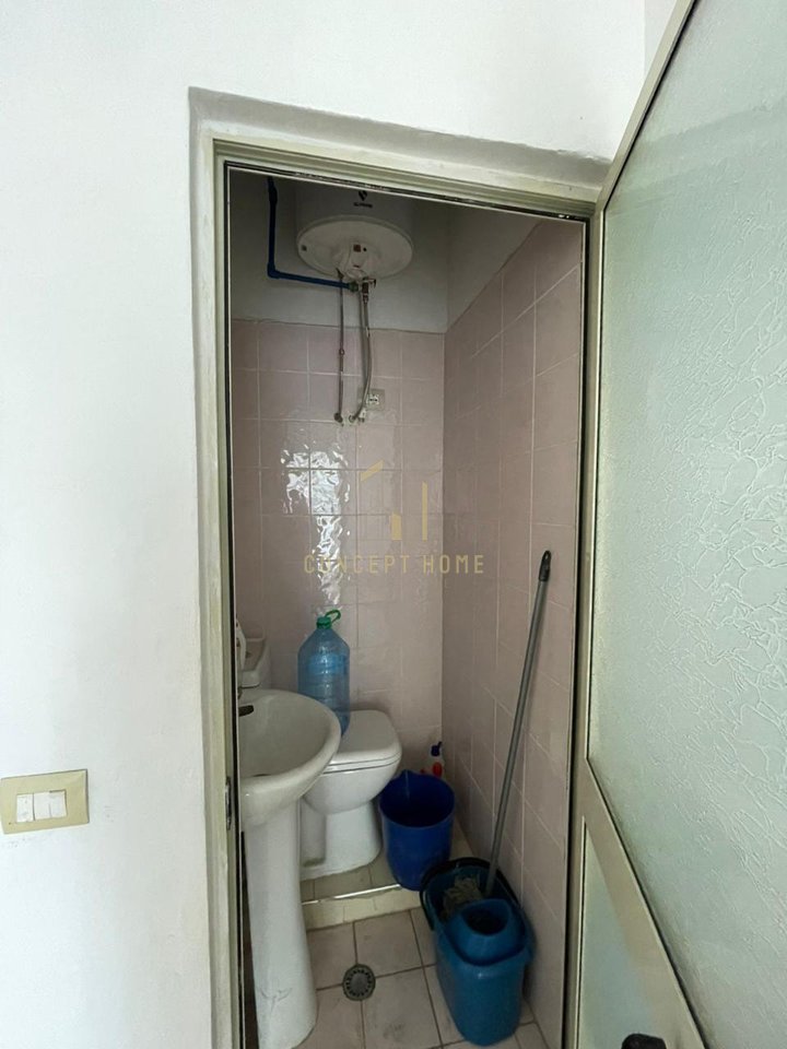 Shitet Dyqan ne Astir