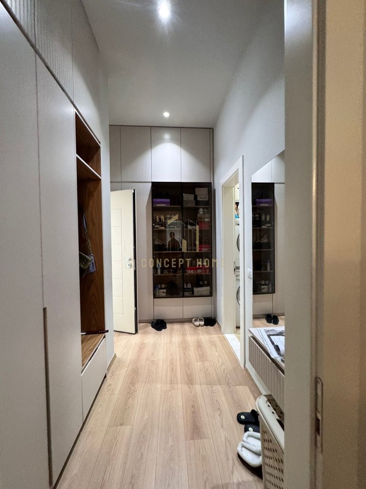 Shitet Apartament 3+1+2 tek Liqeni i Thate