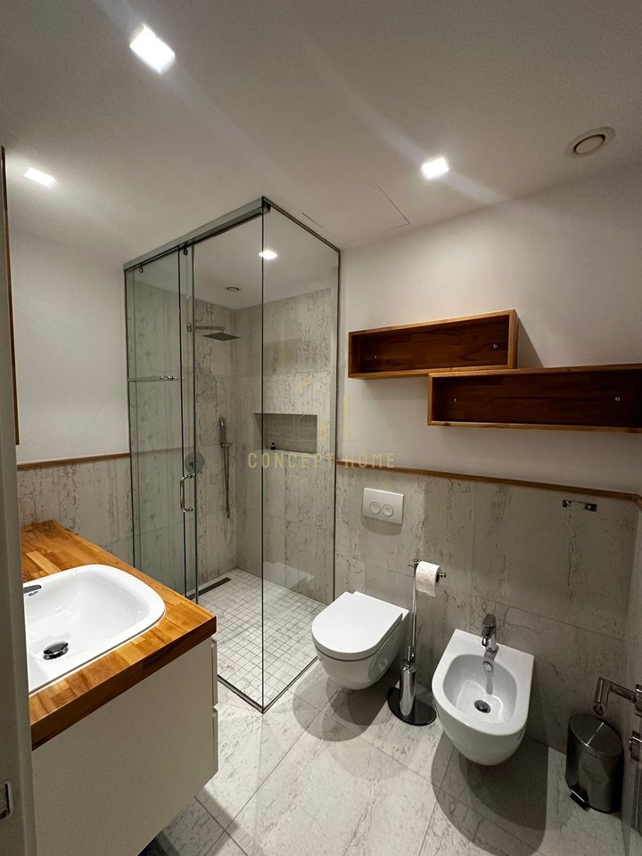 Apartament 3+1+2+2+2P Me Qira në Komunën e Parisit, Tiranë - 1500€ | 155 m²