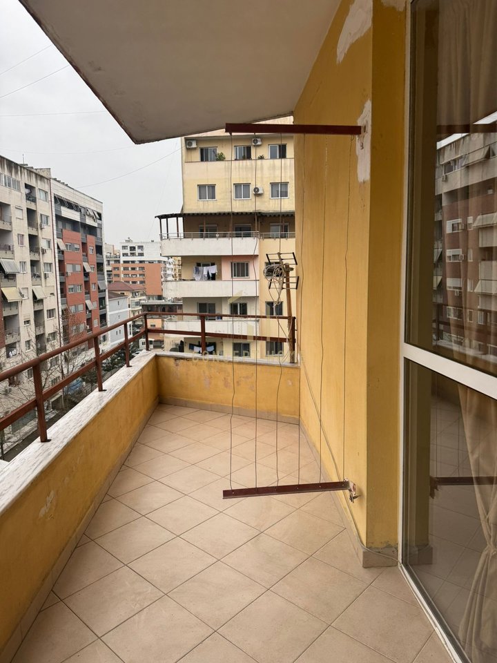 A 2+1+2 apartment is for rent in Astir.