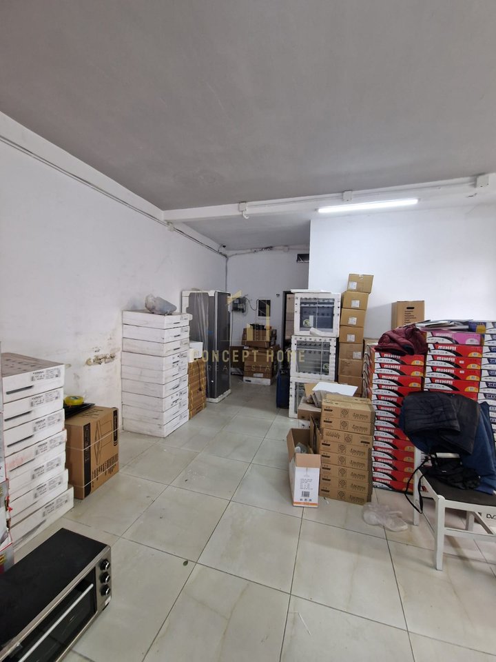 Negozio in affitto ad Ali Demi, Mercato Elettrico Tirana - 500€ | 140 m²