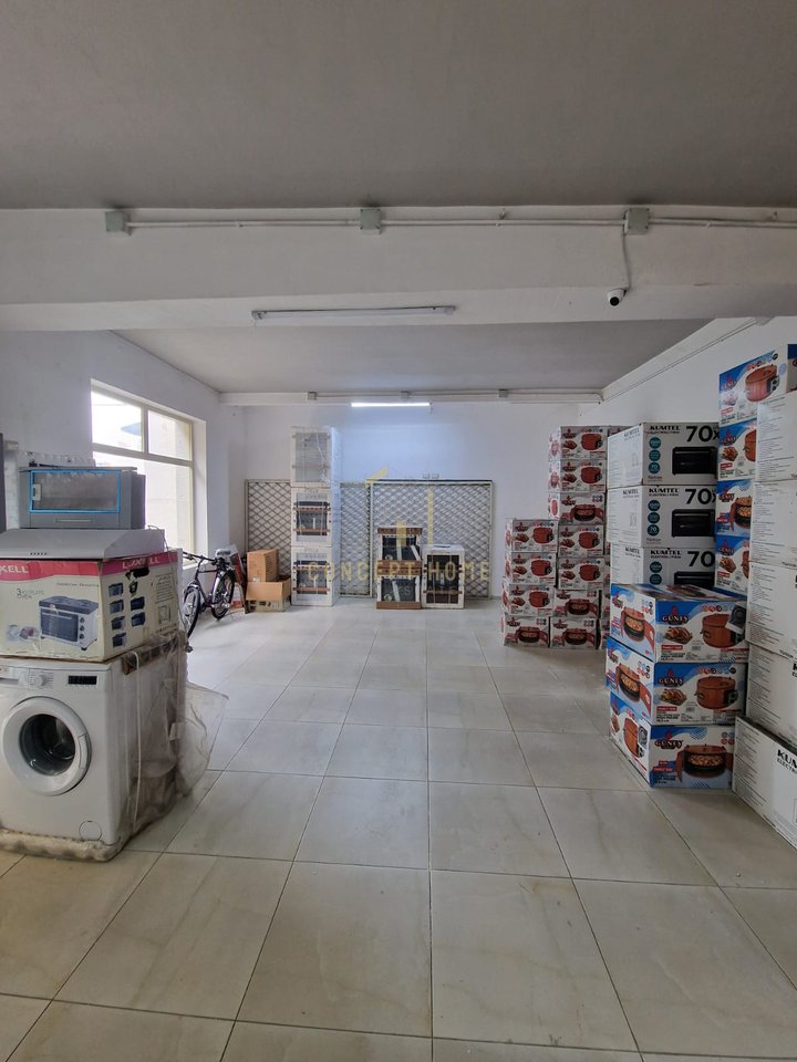 Negozio in affitto ad Ali Demi, Mercato Elettrico Tirana - 500€ | 140 m²