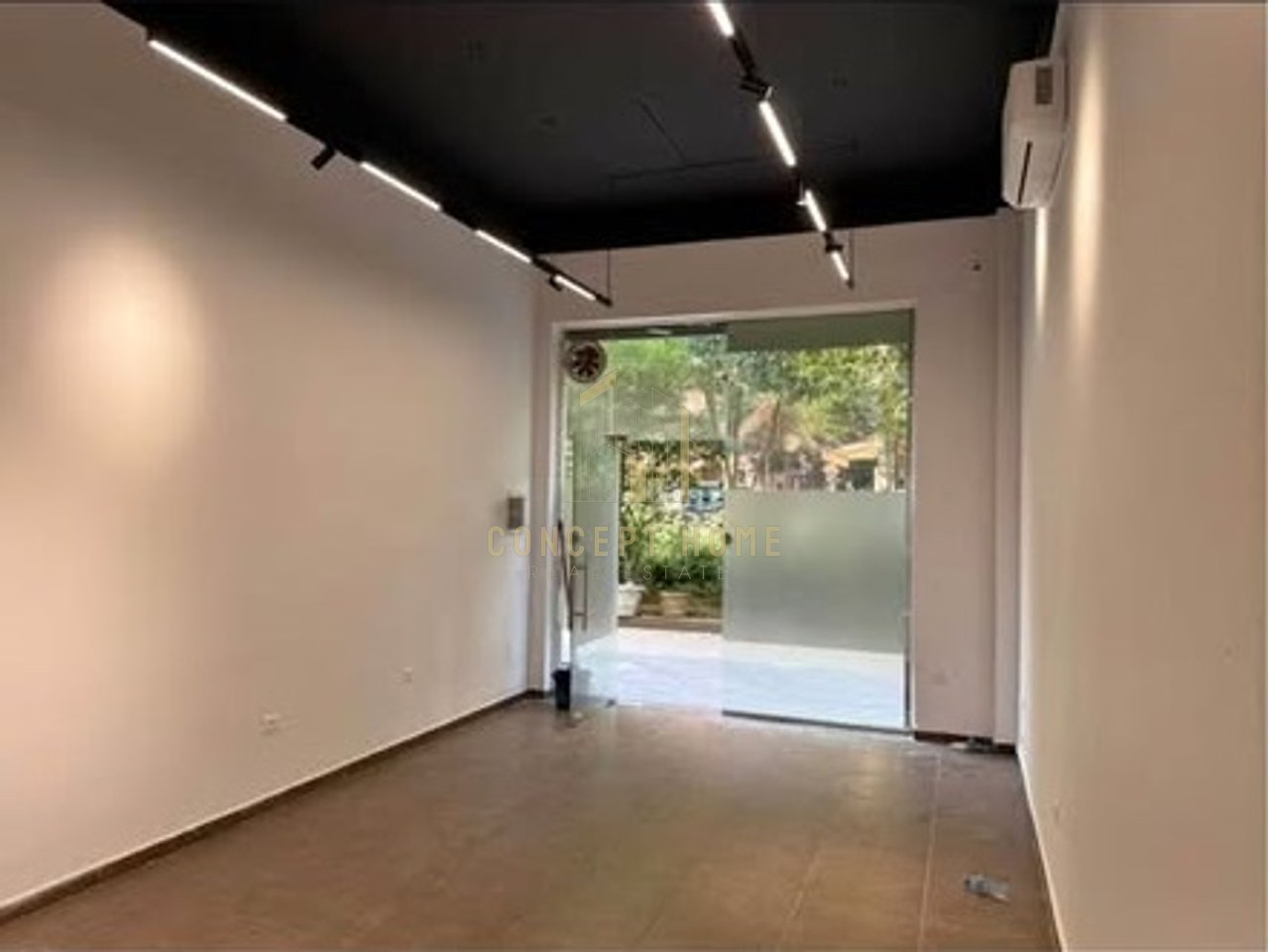 Shop for rent in Komuna e Parisit