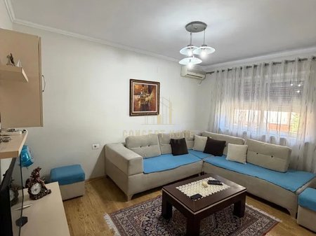 Jepet me qera apartament 1+1 tek Shkolla e Bashkuar