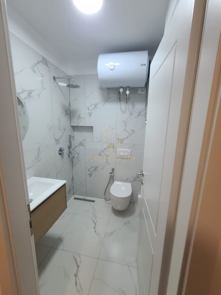 Jepet me qera ambient për zyra 2+1+2 në Qendër