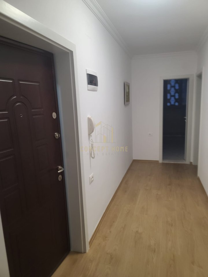 Jepet me qera ambient për zyra 2+1+2 në Qendër