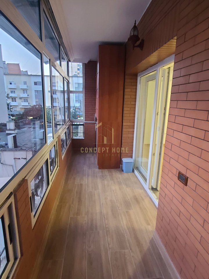 Jepet me qera ambient për zyra 2+1+2 në Qendër