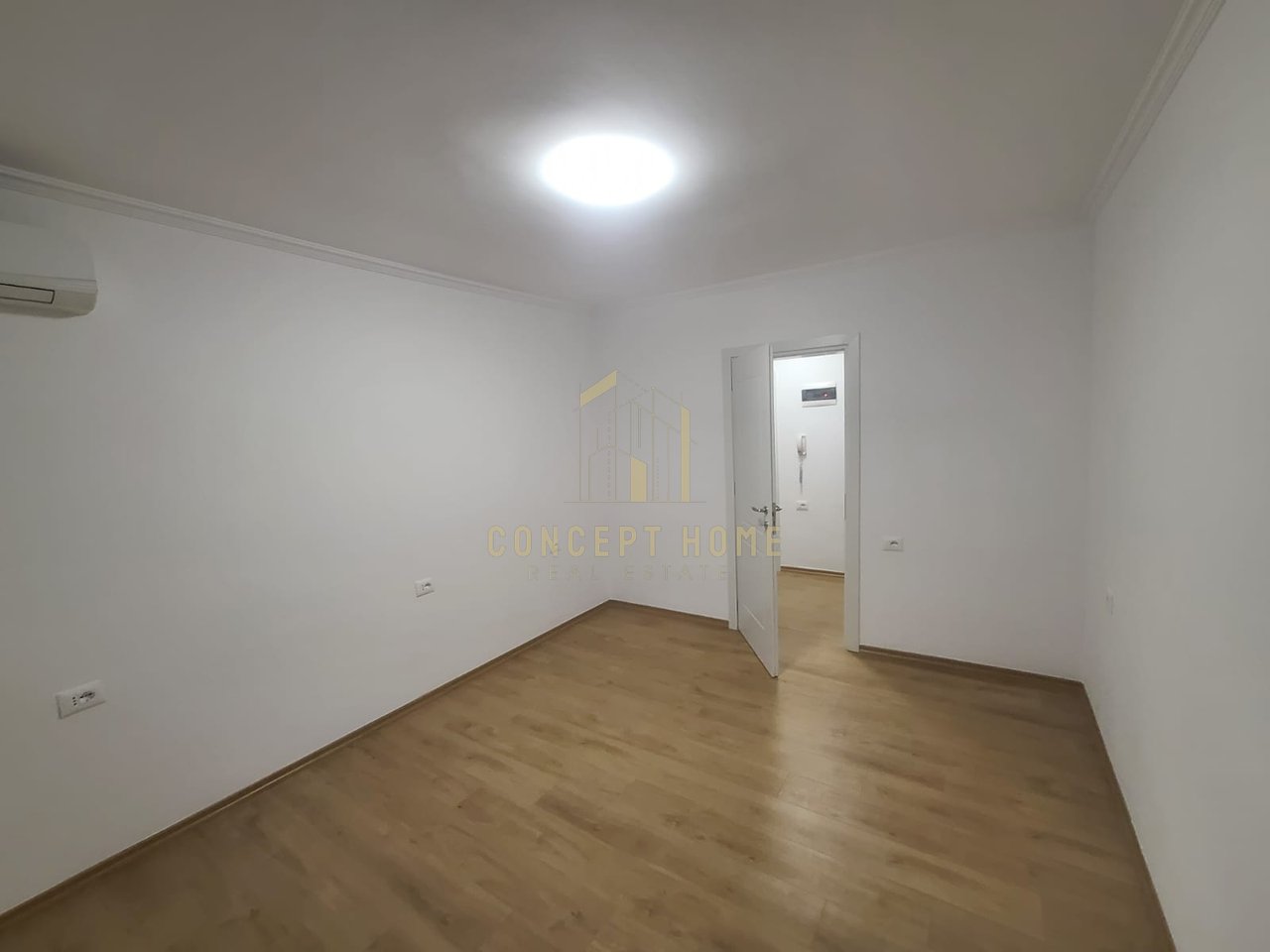 Jepet me qera ambient për zyra 2+1+2 në Qendër