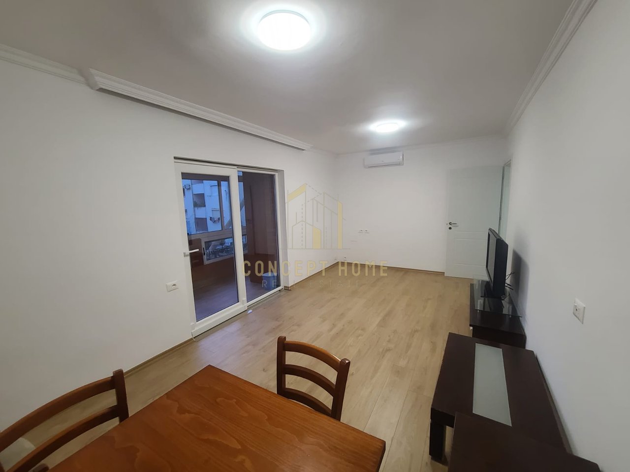 Jepet me qera ambient për zyra 2+1+2 në Qendër