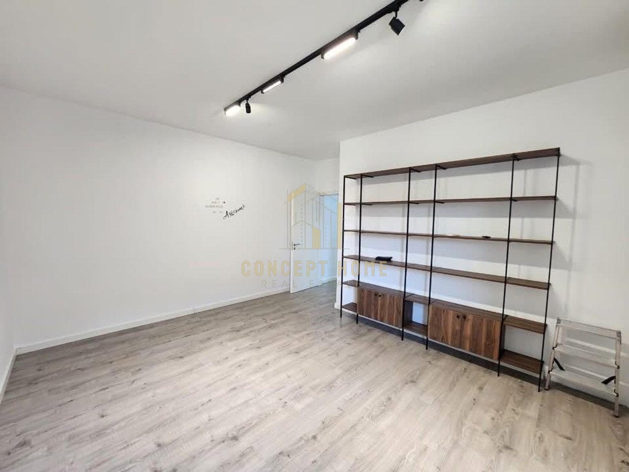 Jepet me qera apartament bosh per zyra tek Stadiumi Dinamo