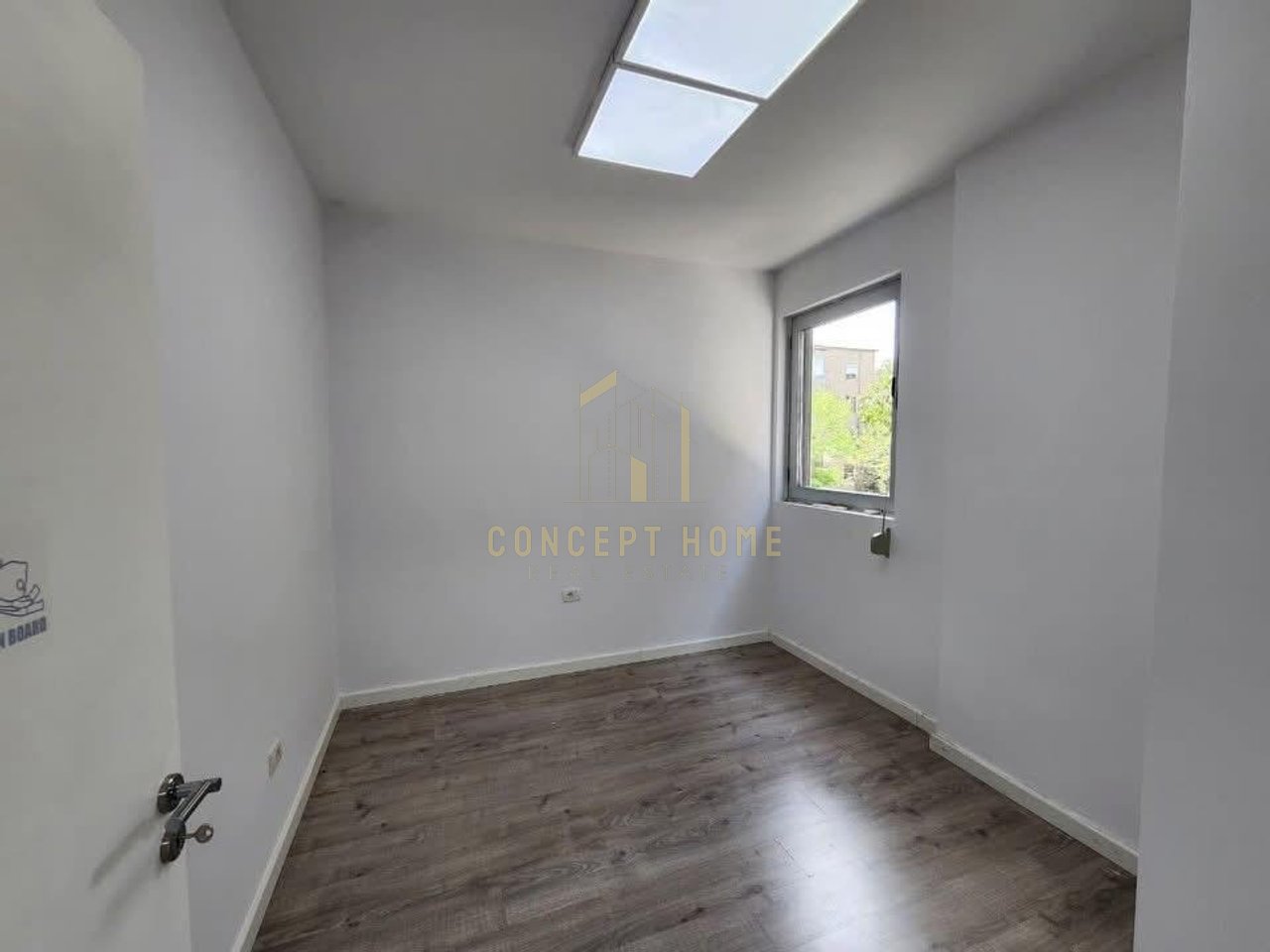 Jepet me qera apartament bosh per zyra tek Stadiumi Dinamo