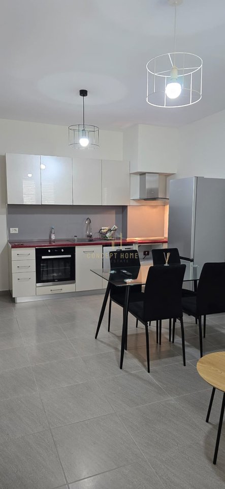 Jepet apartament me qera 1+1 tek Komuna e parisit