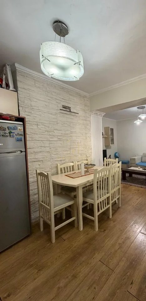 Jepet me qera apartament 1+1 tek Shkolla e Bashkuar