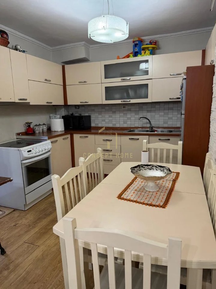 Jepet me qera apartament 1+1 tek Shkolla e Bashkuar