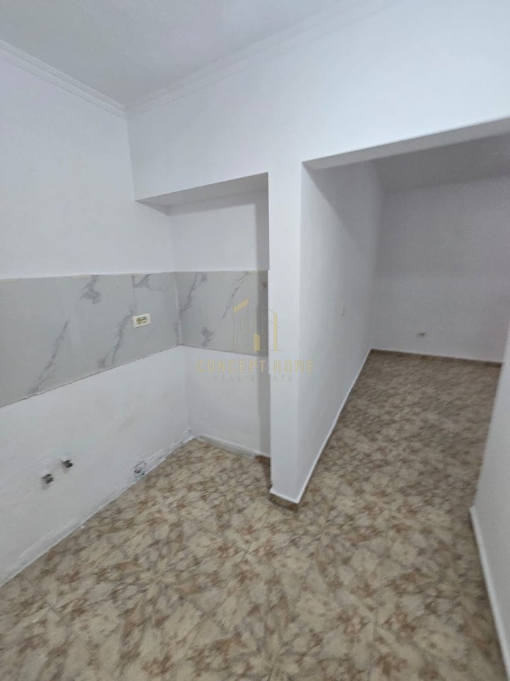 Vendesi 2 ambienti separati in Negozio e Monolocale in via Kavaja, Tirana - 195.000€ | 64 m²