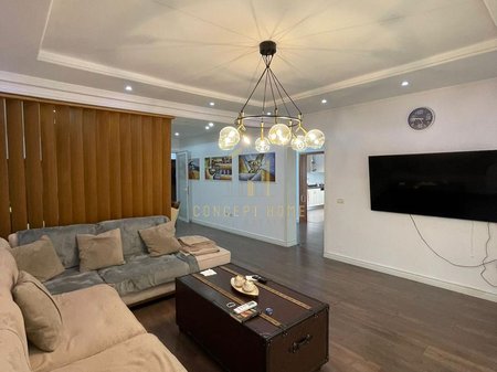 Shitet apartament 3+1+2 tek Komuna e Parisit/400.000 euro