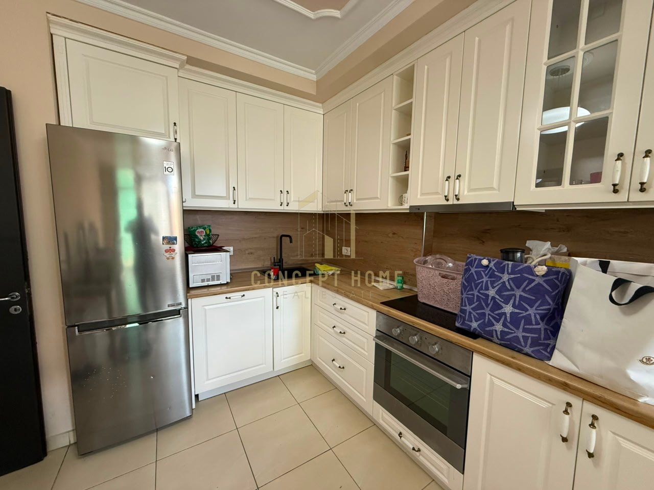 Jepet me qera apartament 2+1 tek Komuna e Parisit