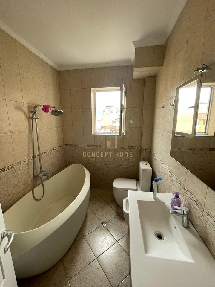 Shitet apartament 3+1+2 tek Komuna e Parisit/400.000 euro