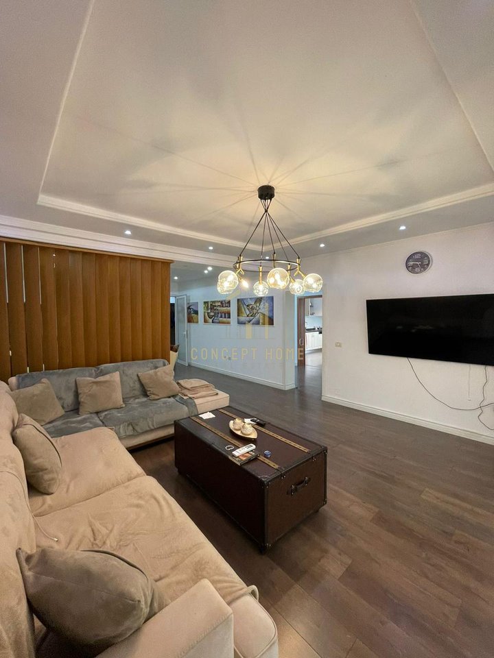 Shitet apartament 3+1+2 tek Komuna e Parisit/400.000 euro
