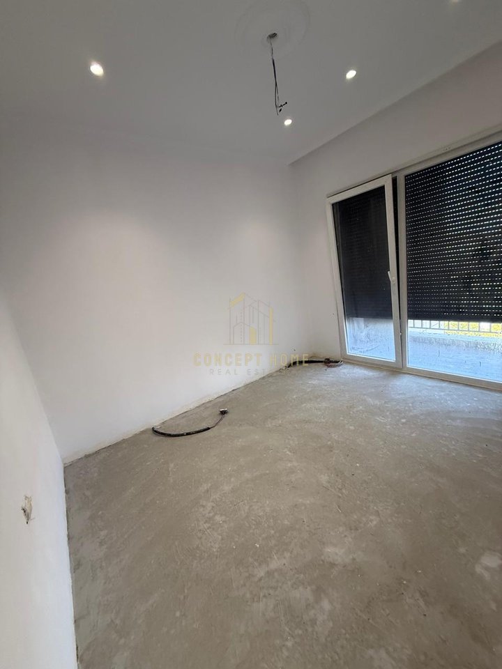 Shitet apartament 1+1 tek Rruga e Kavajes
