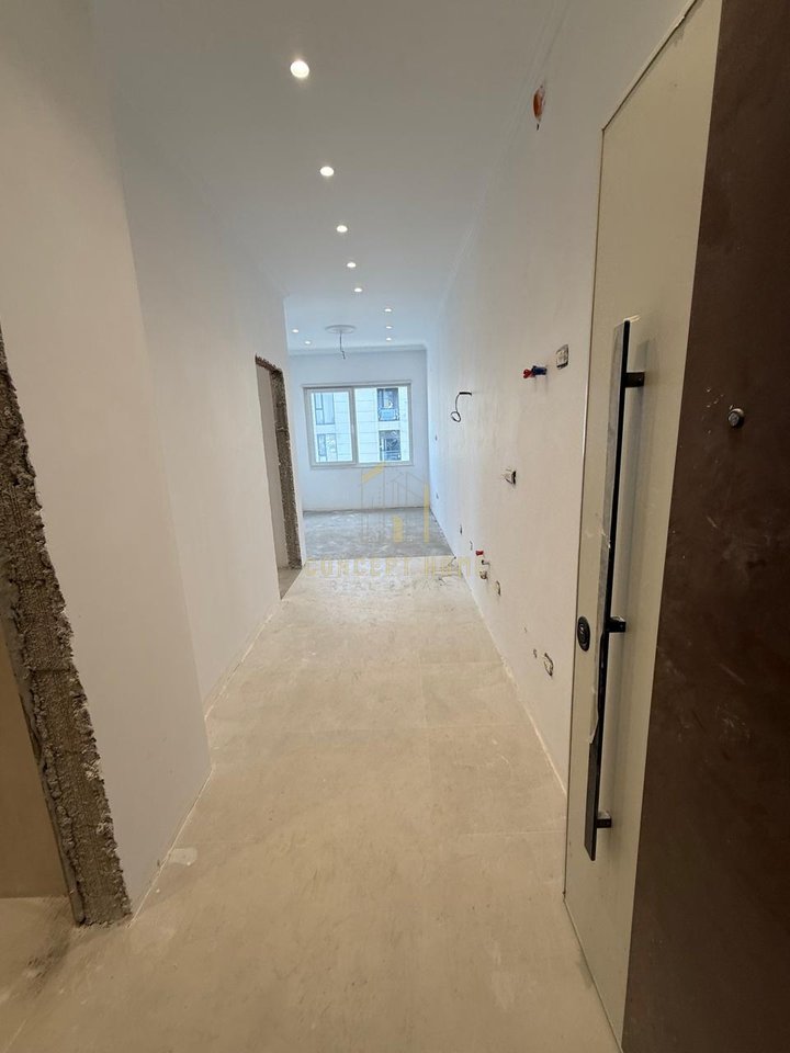 Shitet apartament 1+1 tek Rruga e Kavajes