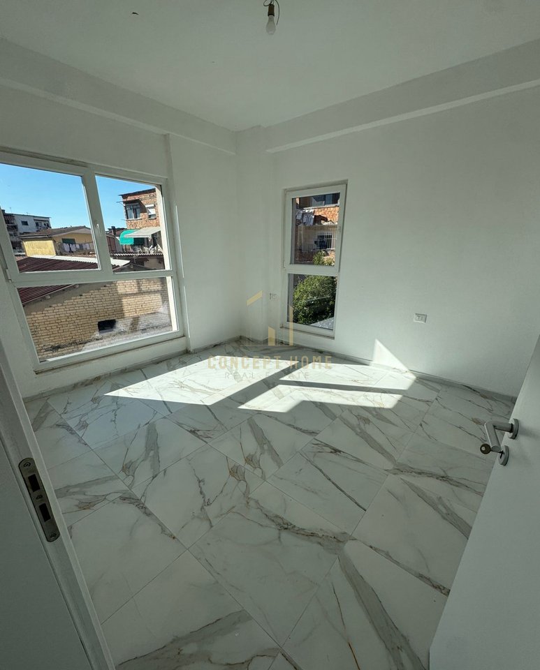 Jepet me qera apartament 1+1 te Komleksi Aura/Cmimi: 55,000 Leke/Muaj