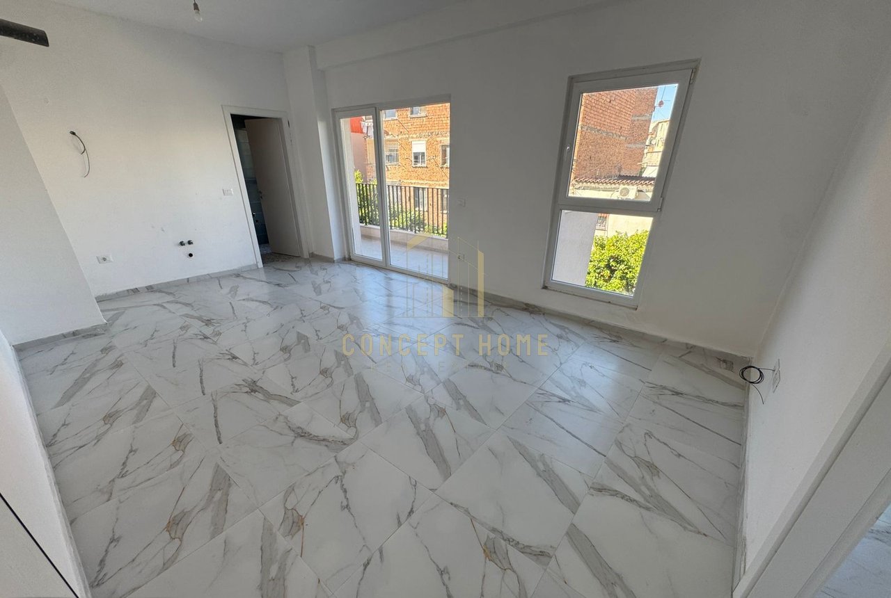 Jepet me qera apartament 1+1 te Komleksi Aura/Cmimi: 55,000 Leke/Muaj