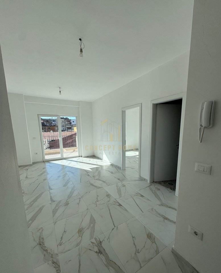 Jepet me qera apartament 1+1 te Komleksi Aura/Cmimi: 55,000 Leke/Muaj