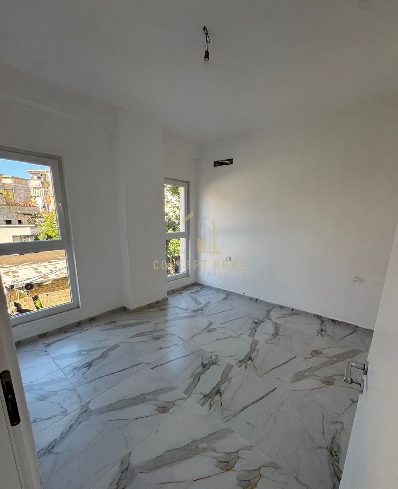 Jepet me qera apartament 1+1 te Komleksi Aura/Cmimi: 55,000 Leke/Muaj