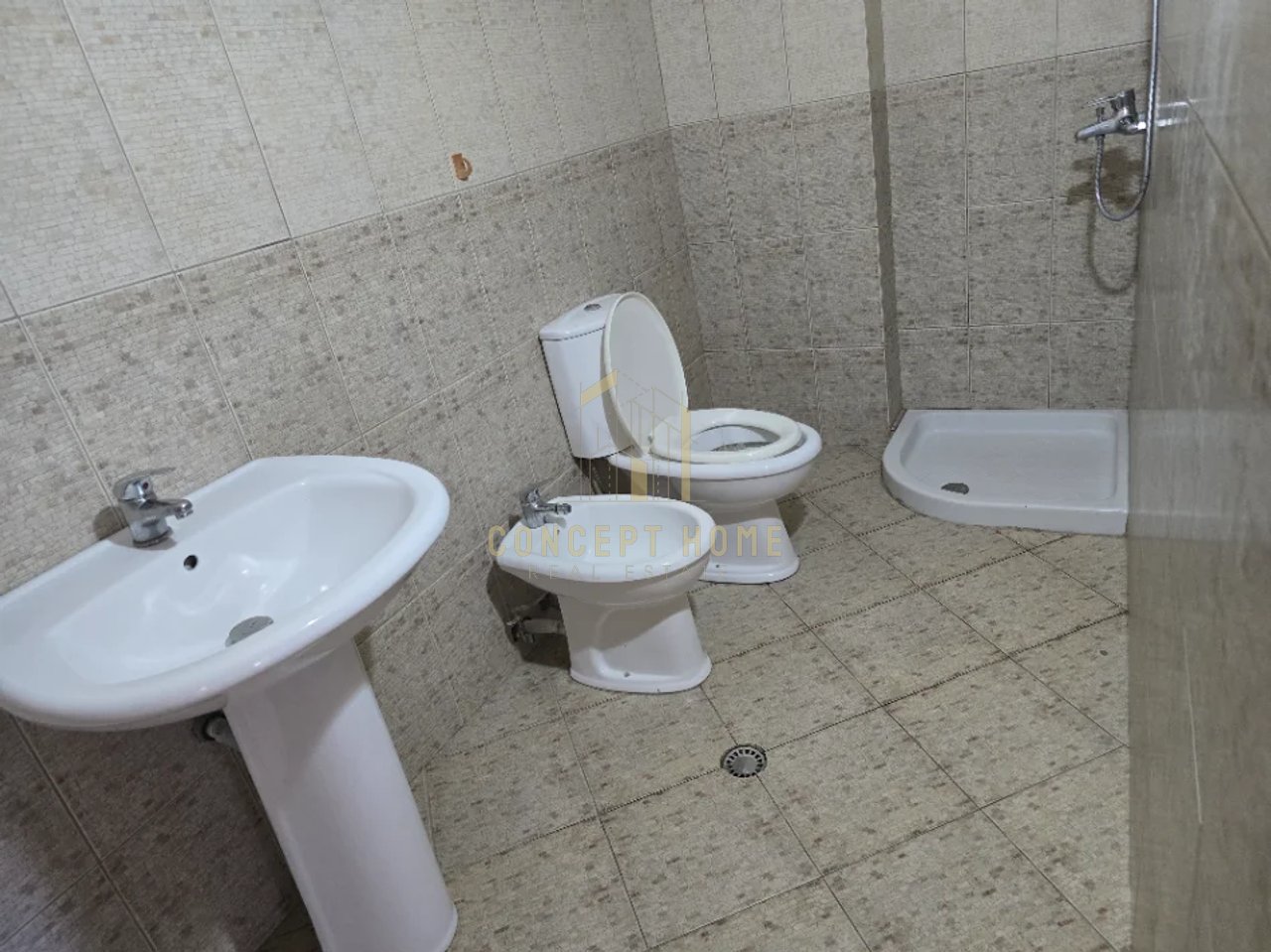 Jepet me qera apartament per biznese prane spitalit Nene Teresa