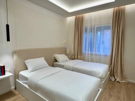 Appartamento 2+1+balcone in affitto al Viale Bajram Curri