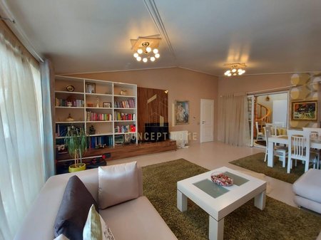 Jepet me qera penthouse ne Fresk