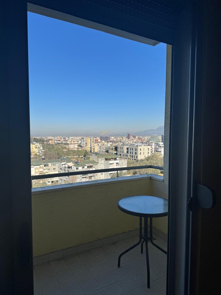 Shitet Apartament 3+1+3 në Liqen te thate