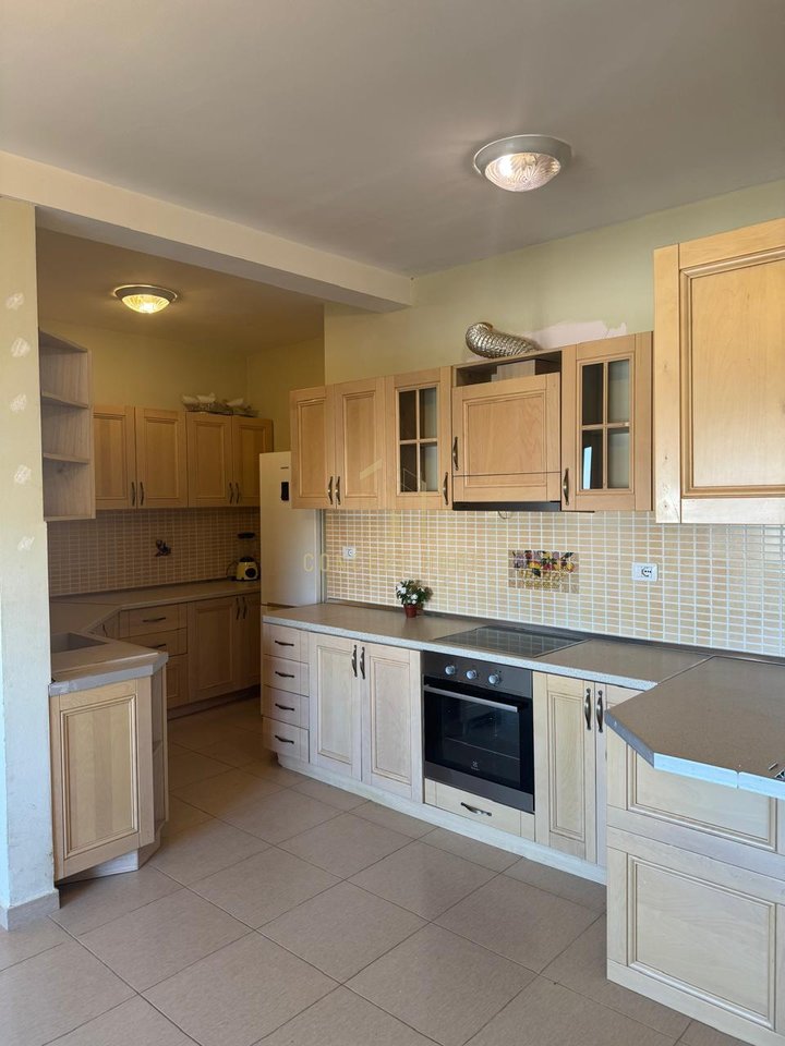 Shitet Apartament 3+1+3 në Liqen te thate