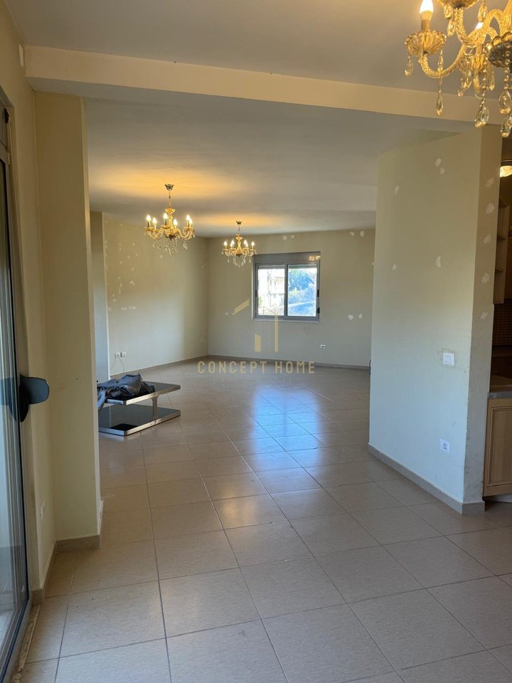 Shitet Apartament 3+1+3 në Liqen te thate