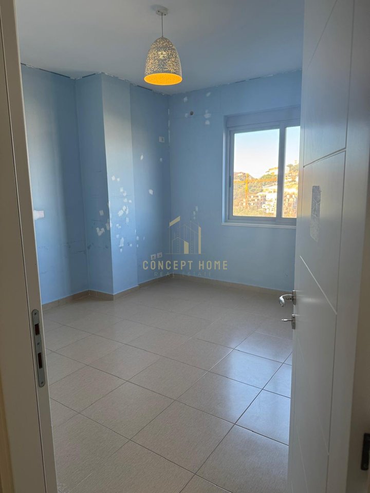 Shitet Apartament 3+1+3 në Liqen te thate