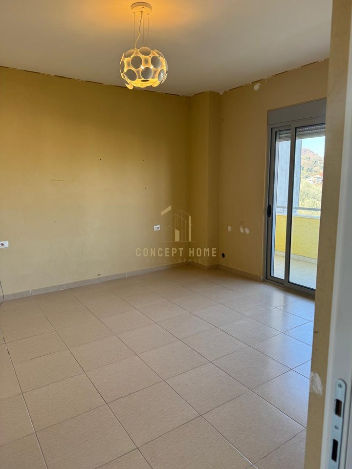 Shitet Apartament 3+1+3 në Liqen te thate