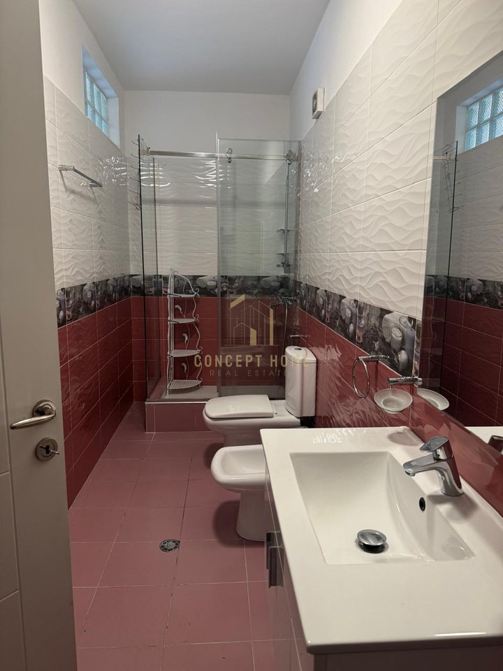 Shitet Apartament 3+1+3 në Liqen te thate