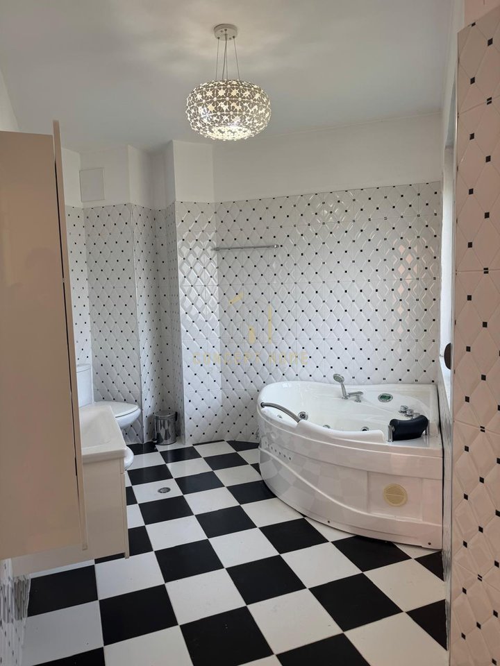 Shitet Apartament 3+1+3 në Liqen te thate