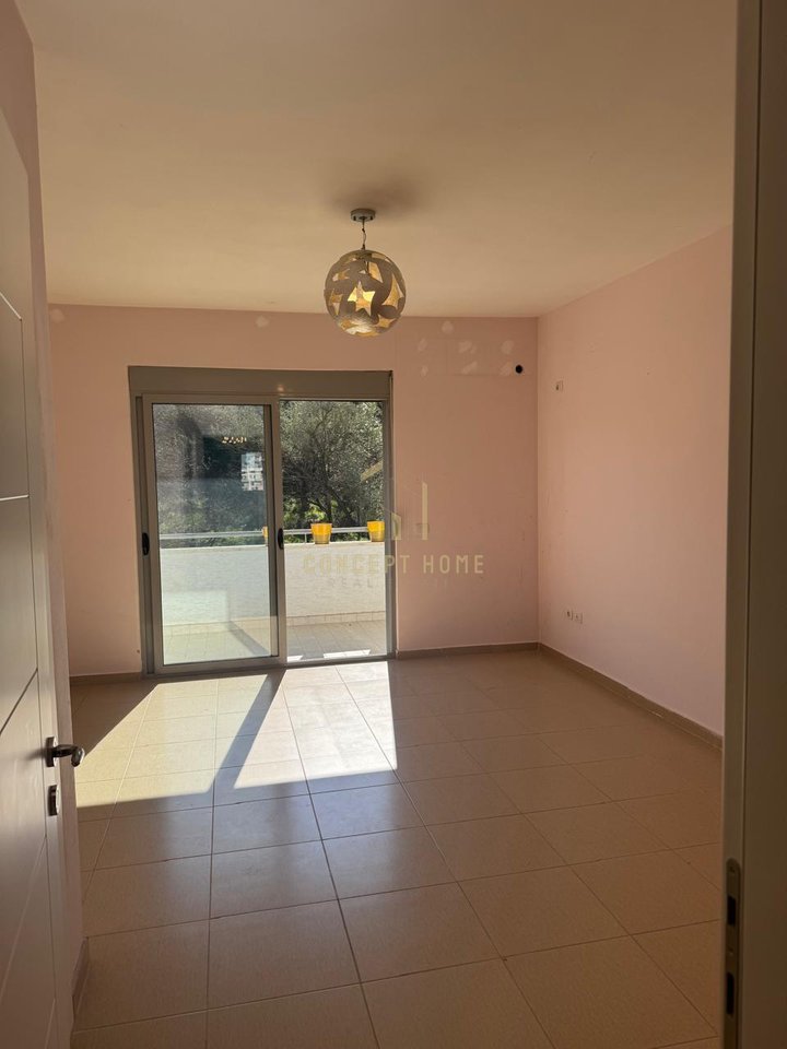 Shitet Apartament 3+1+3 në Liqen te thate